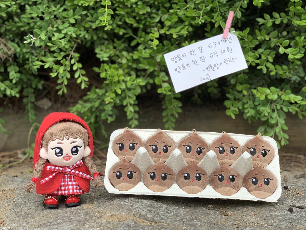 SOM_NNNNN's tweet photo. ❣️@.@❣️ 밤툐이 사세요오~!~!!~ 맛좋고 귀여운 차밤툐이가 단 돈 630마넌~~!~!!~ 싸다 싸~!~!!~~ 🌰🌰

(빨간망토 쓰면 누구든 짠해지는데.. 람지 넘 씩씩하구... 이달의 판매왕일 것 같구... 강매할 것 같은.. 밤톨팔이 람람...)

#솜에네넨_일상 #욘람쥐 #차밤톨 https://t.co/CXN7Nb6AnO
