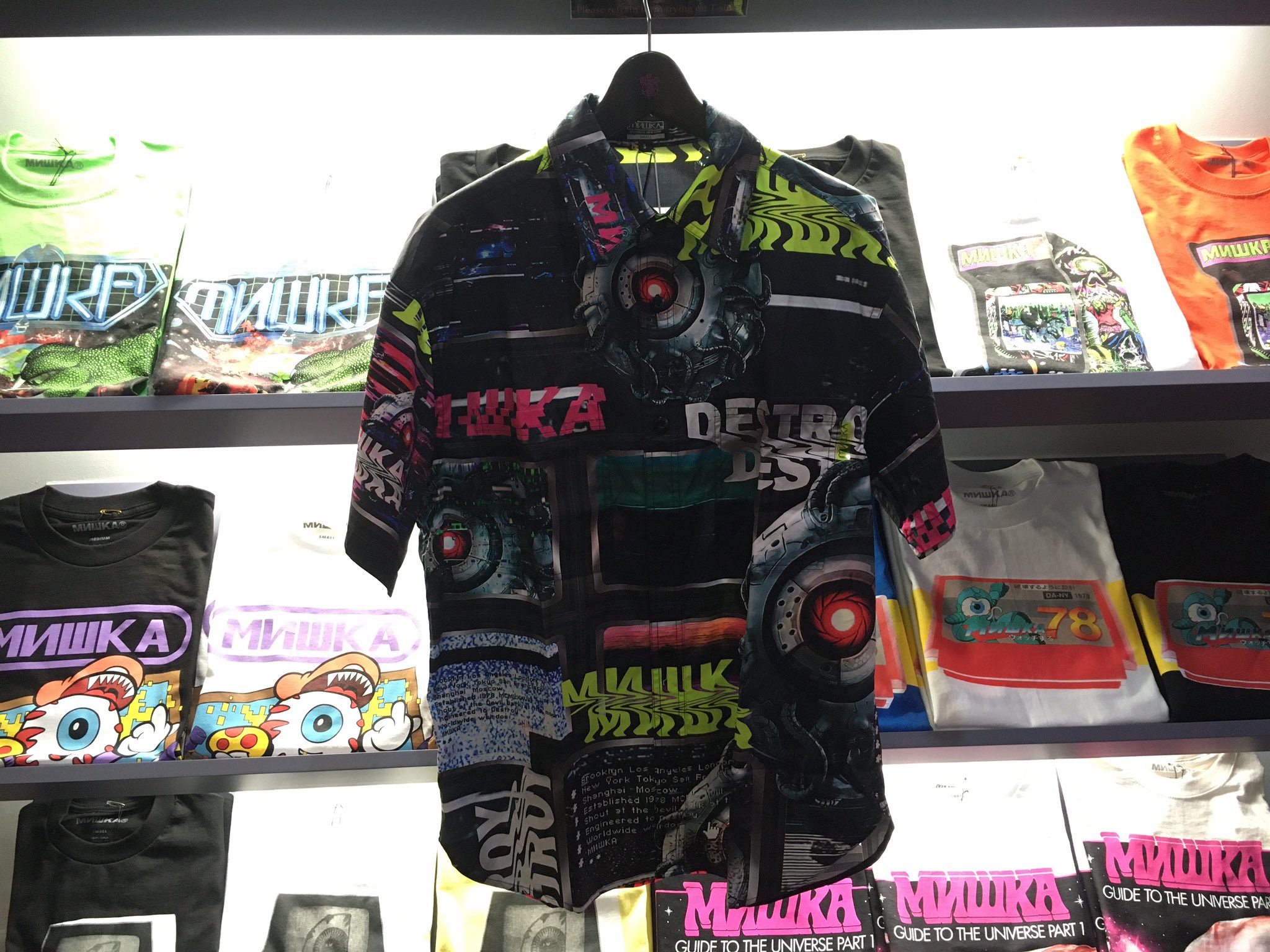 Mishka Tokyo New Item 大人気アイコンkeep Watchがサイバー調にデザインされた総柄半袖シャツ ネオンカラーのピンク ライムグリーン ホワイトのテキストロゴも映えます Mishka Mishkatokyo ミシカ ミシカトウキョウ Harajuku 原宿 Keepwatch