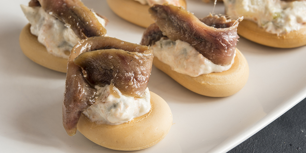 Prove_es's tweet photo. Una maravillosa manera de empezar el fin de semana es preparando un aperitivazo con la tapa murciana por antonomasia: la marinera. 👨‍🍳🤤
⠀
Déjanos en comentarios un 💚 sí eres de los que no pueden estar el fin de semana sin su cervecita y marinera. https://t.co/W1ImJUXNyg