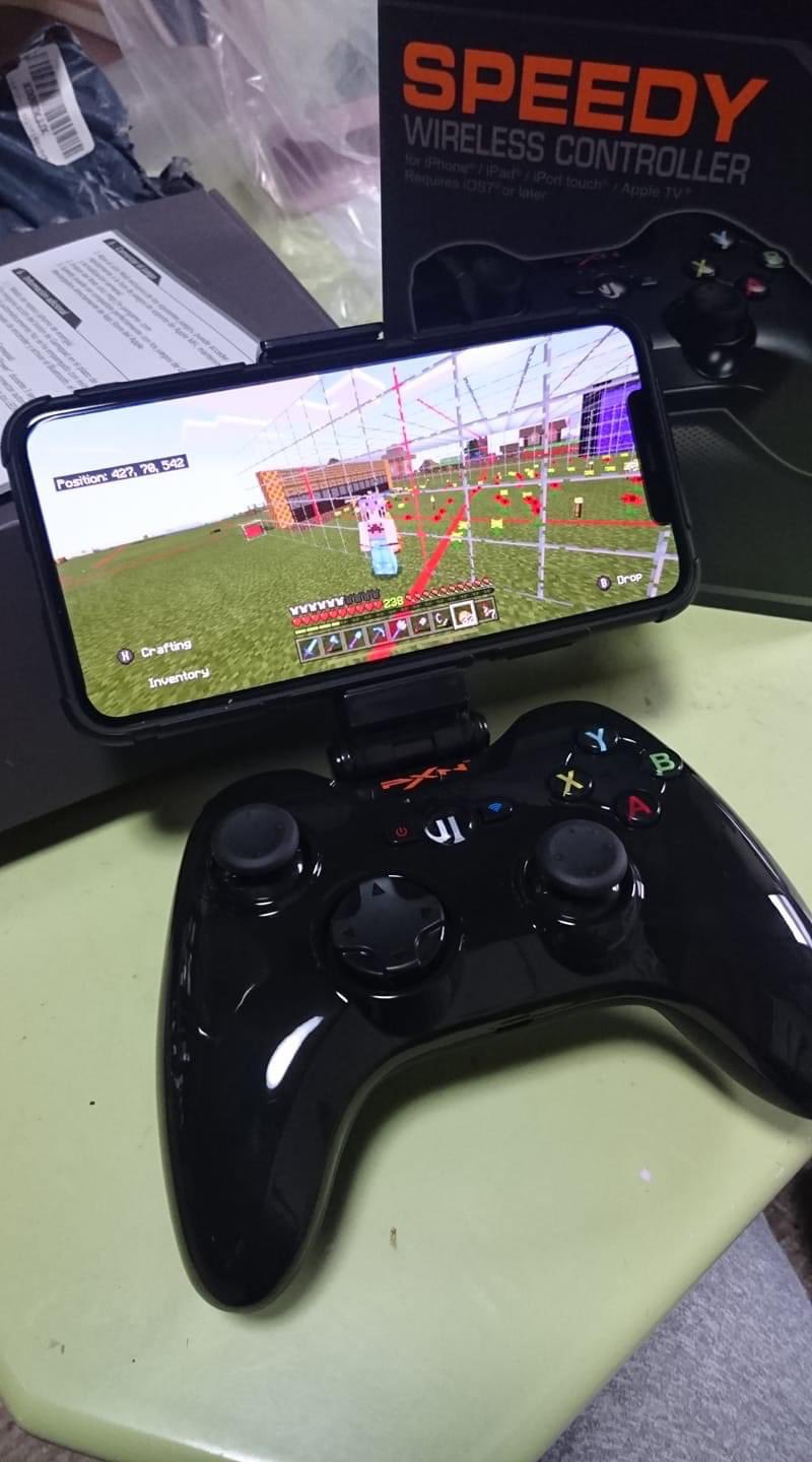 ゆっちゃん ゲーム垢低浮上 Iosのマイクラ用のコントローラー買いましたヾ ノ スマホをコントローラー に付けることもできるけど 自分が使ってるiphone 11 Pro Maxは重いからコントローラーに付けることはあまりないかも T Co Cgezgziprk