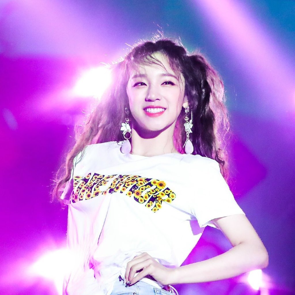 a thread of song yuqi but she get older as you keep scrolling [ @G_I_DLE  #GIDLE  #여자아이들]