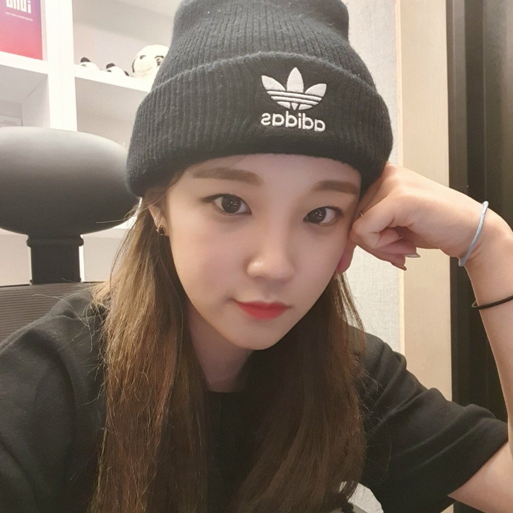 a thread of song yuqi but she get older as you keep scrolling [ @G_I_DLE  #GIDLE  #여자아이들]