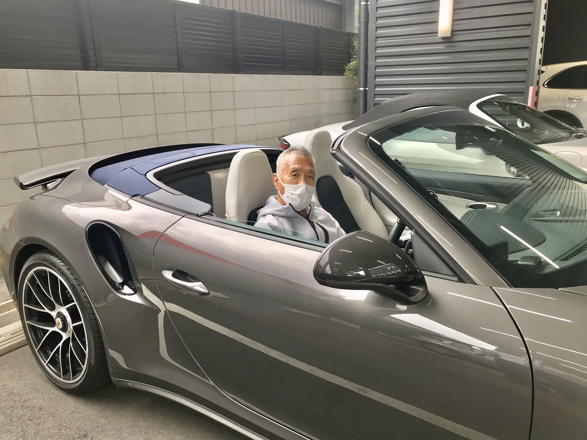 石井和義 オープンカーはカッコイが 乗ると思ったほど開放感はない でも僕達のような昔のノーヘル好きバイク乗りはオープンカーが大好き このポルシェ ターボs カブリオレが代車 と聞き耳を疑った 堺は良い街だわ 早速 僕のボロ車を点検整備だそう 石井和義 オープンカーはカッコイが 乗ると思ったほど開放感はない でも僕達のような昔のノーヘル好きバイク乗りはオープンカーが大好き このポルシェ ターボs カブリオレが代車 と聞き耳を疑った 堺は良い街だわ 早速 僕のボロ車を点検整備だそう