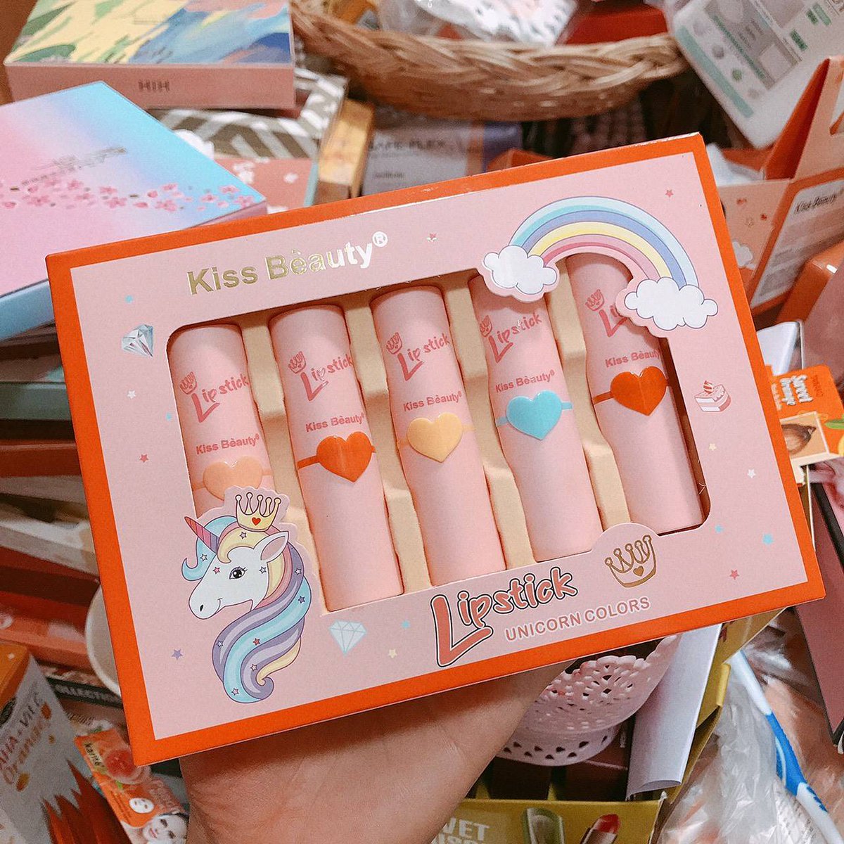 lost52Hz's tweet photo. #ส่งเซตละ179.- แท้💯💯💯
.
🦄🦄 KISS BEAUTY UNICORN. COLORS LIPS 🌈☁️
ลิปแมทแท่งหมุน 5 แท่ง สีสวยยย เนื้อแมทนุ่มสบาย เบาปาก 
เเพคเกจน่ารัก โทนพีชพาซเทลล
#ส่งต่อคสอ #เครื่องสําอาง #ลิปสติก #ของมันต้องมี #ชี้เป้าโปรถูก #ราคาถูก #howtobeauty #ถูกและดี https://t.co/r50sYzcNPh