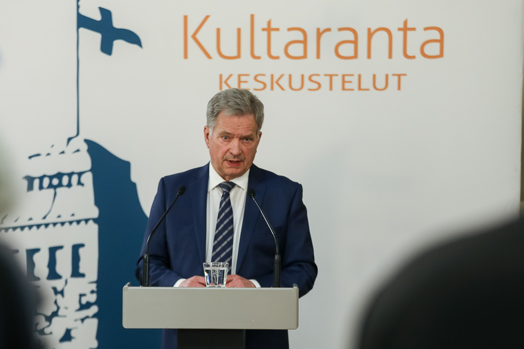 niinisto's tweet photo. #Kultaranta-viikonloppu käynnistyi mediatapaamisella. Sunnuntaina @YleTV1 -kanavan lähetyksessä keskustelemme maailman tilasta, taloudesta ja siitä, kuinka me yhteiskuntana elämme koronan kanssa ja sen jälkeen. https://t.co/73nja2Xwa2
