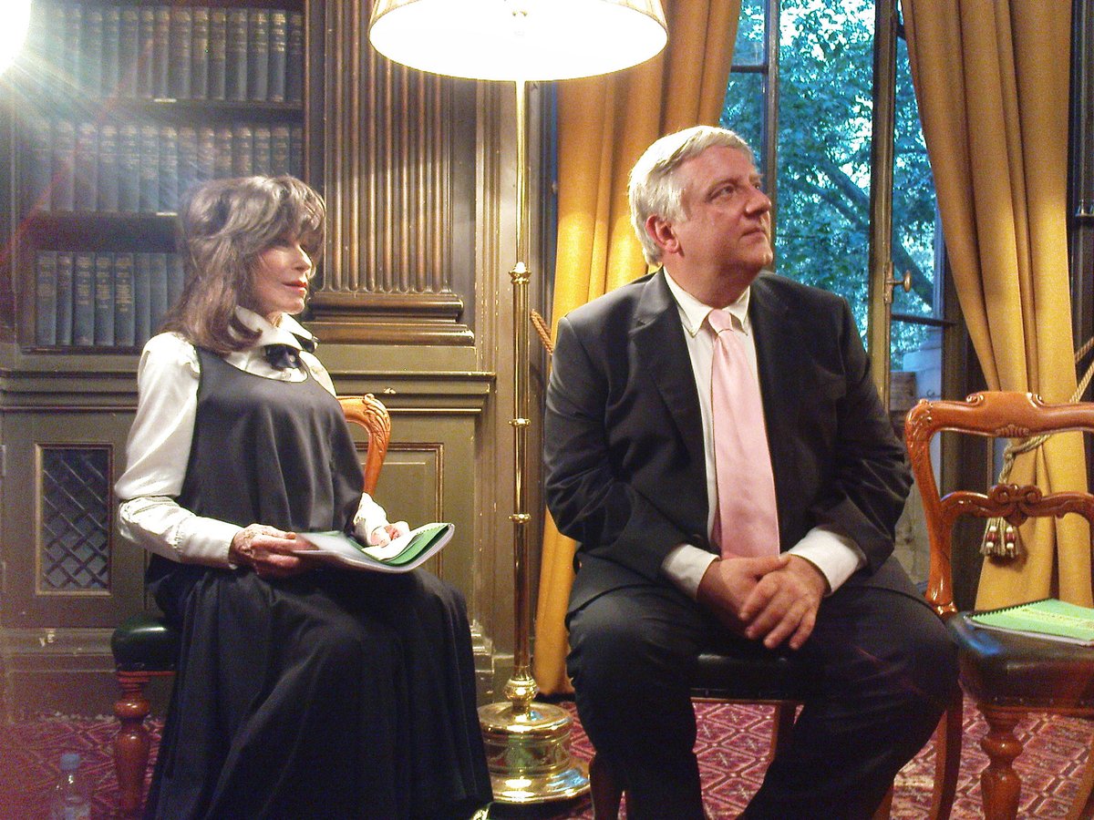 8 years ago today #FenellaFielding and #SimonRussellBeale reading translations of Greek classics. Fenella was electric! When she read Hekabe's speech lamenting death of granddaughter, I understood why, aged 84, she still wanted to work. youtu.be/esK2iBQMpoc