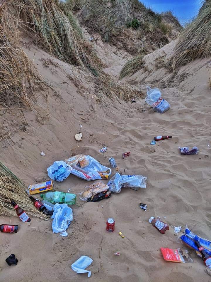 Stackalaka_'s tweet photo. If you leave rubbish on a beach you are a fucking scruff. https://t.co/azbYBcdP1U