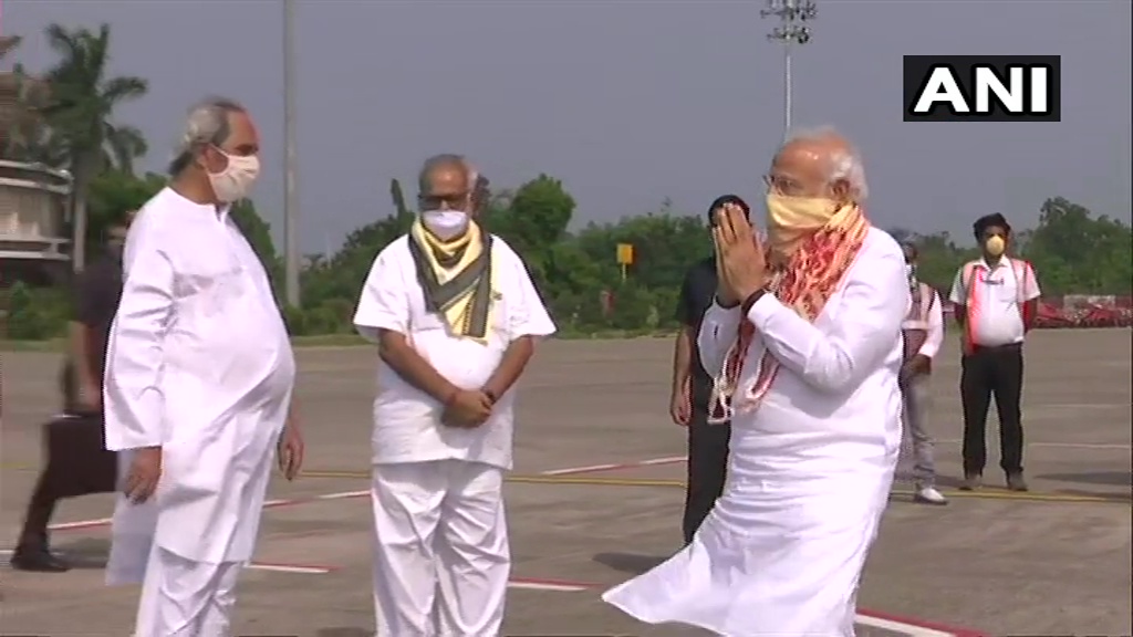 ZeeBharatOFCL_'s tweet image. ओडिशा: @narendramodi  भूवनेश्वर हवाई अड्डे पहुंचे. पश्चिम बंगाल में चक्रवात अम्फान प्रभावित क्षेत्रों का हवाई सर्वेक्षण करने के बाद अब मुख्यमंत्री ओडिशा का हवाई सर्वेक्षण करेंगे. #CycloneAmphanUpdate 
@Naveen_Odisha