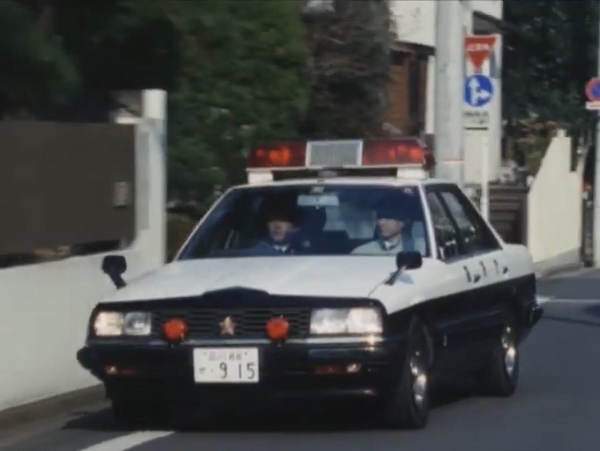 Atsuya シュシュトリアンでパトカー現る 日産 スカイライン4ドアセダン 6代目 R30型 前期型 白パト仕様 ナンバーは 品川せ 915 因みにこのモデルは うたう 大龍宮城 第26話 でも登場していた模様 有言実行三姉妹シュシュトリアン フジ