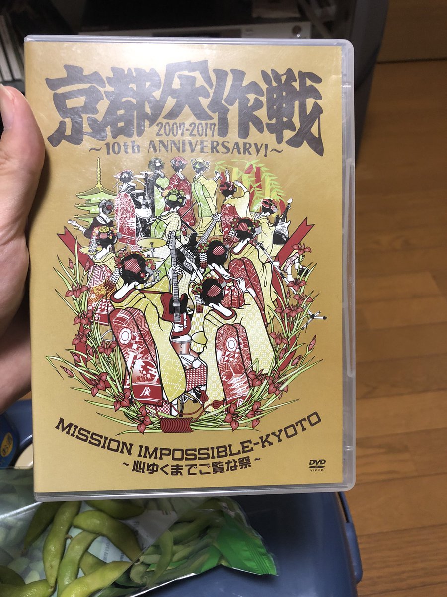 KIRINragabeer's tweet photo. お家で大作戦
クーラボックススペックの若干���い
ビール呑みながら、コンビニおつまみ
で
京都大作戦DVD観て、擬似夏フェスを

大作戦中止年も同じ事してたな笑笑

#ライブに行きたい　#京都大作戦　#テンフィート　#ライブハウスってええところ　#野外ライブもええところ https://t.co/0tkJ6ZoIMm