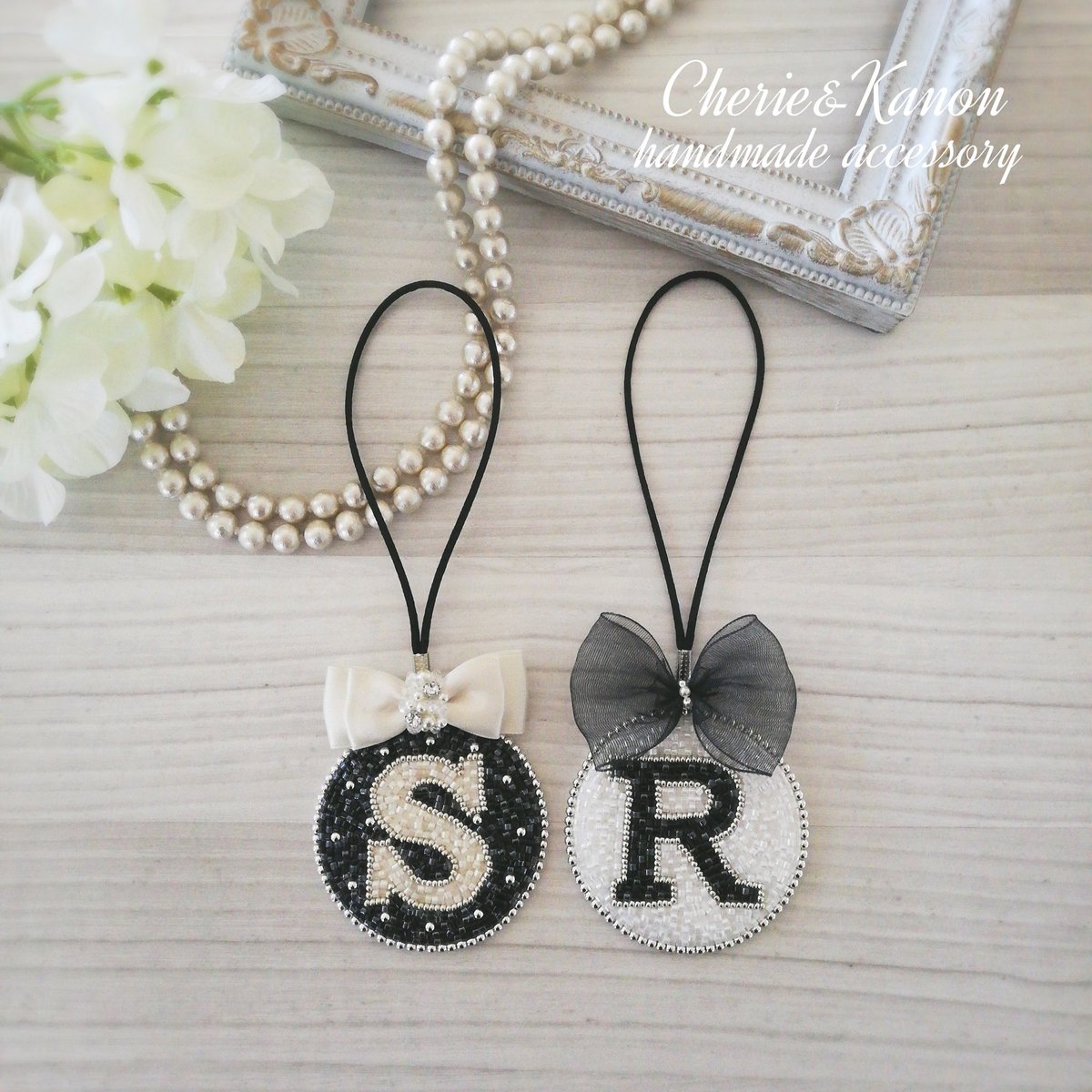 ビジューチャームとビーズ刺繍 A Twitter モノトーンチャーム ホワイトかオフホワイトか ドットあるなし おリボンがオーガンジーかサテンのデコレーションか こんなに雰囲気が変わるとは 皆様のお好みでお作りしております Cheriekanon ビーズ