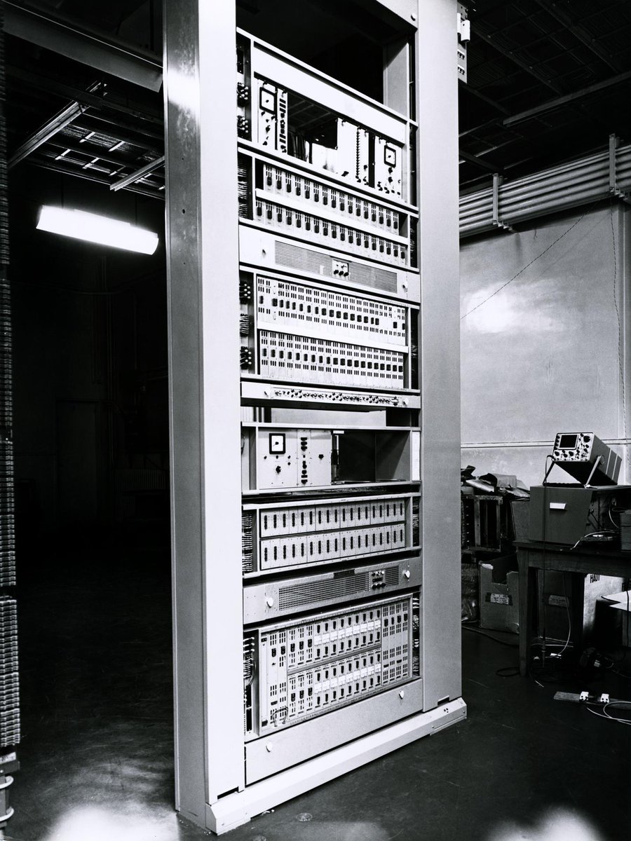 Dans le meilleur des cas, en 1973, l’équipement de terminaison d’une liaison télécom occupait une armoire entière et risquait de faire sauter (et donc de flinguer les très fragiles ordinateurs) l’alimentation électrique du bâtiment si ce dernier n’avait pas été mis à jour