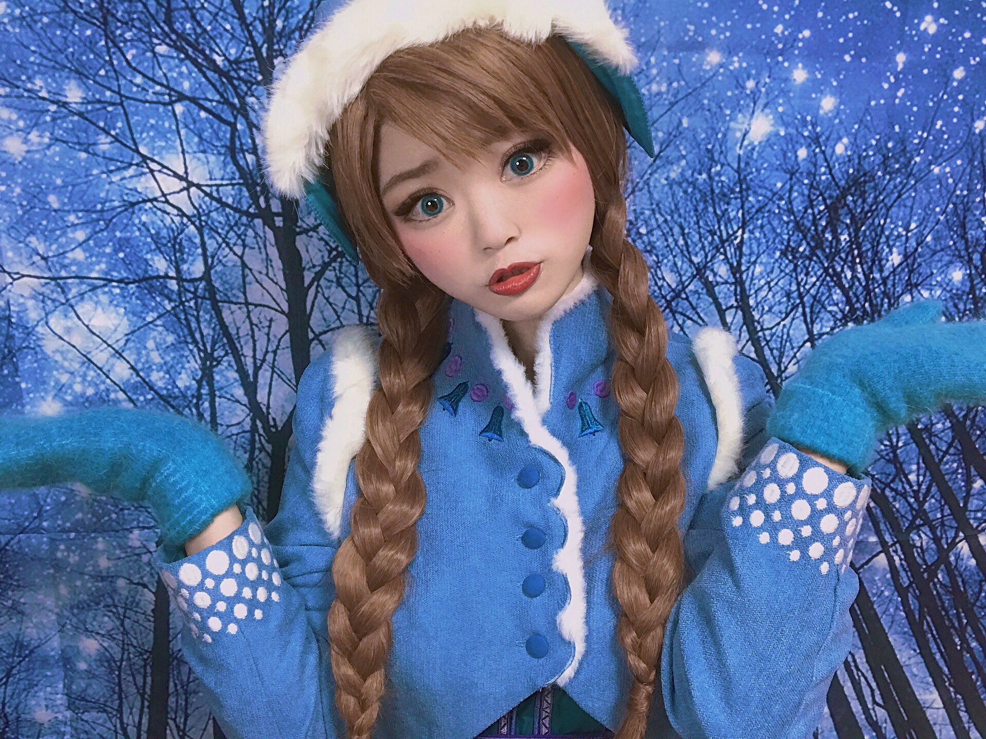 アナちゃんになりたい いゆり おうちディズニーした 念願のアドベンチャーアナ ちゃん アニメーション意識してだいぶメイクと表情を変えたー アナちゃんに近づきたい アナちゃんになりたい Frozen Frozen Anna アナ雪