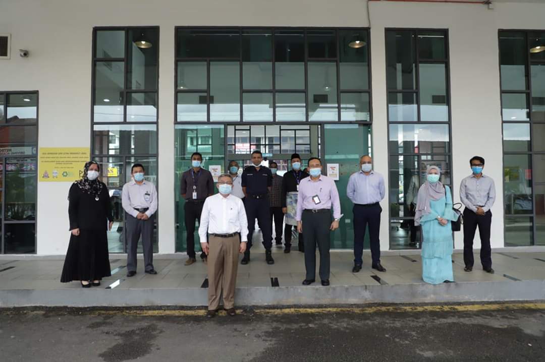 DrAdhamBaba's tweet photo. Tinjauan ke sekitar Jalan Othman, pasca Perintah Kawalan Pergerakan Diperketatkan (PKPD).

Terima kasih kepada semua pihak yang terlibat dalam PKPD di sekitar pasar Jalan Othman termasuk frontliners, pihak keselamatan dan juga penduduk yang terlibat.

(1/2) https://t.co/TPDeHel8pz