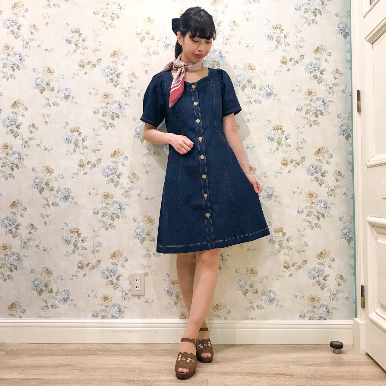 F I N T Official フィント公式 発売早々大人気 パフスリーブデニムワンピース 立体的な パフスリーブとセミフレアーのシルエットがカジュアルになりすぎないデニムアイテム 一枚でさらりと着こなせるワンピースは この夏活躍間違いなし