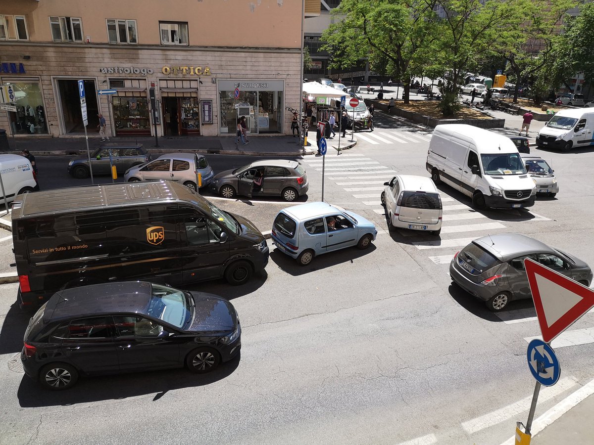 vcappelluzzo's tweet photo. @PLRomaCapitale Piazza Gimma. Potreste intervenire? Grazie https://t.co/xOfkoSjeuy
