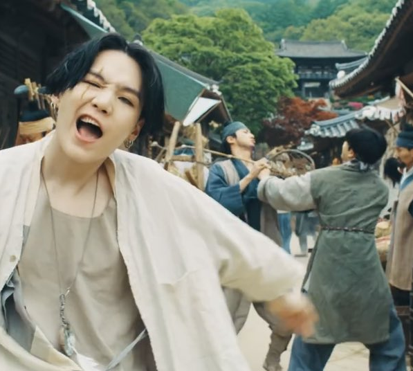 Randomsplashes's tweet photo. Agust D doing his thang (feat. jinkook fighting in the back)

#BTS #AGUSTD2 #D2OUTNOW #DAECHWITA @BTS_twt https://t.co/VdhYyqjWlY