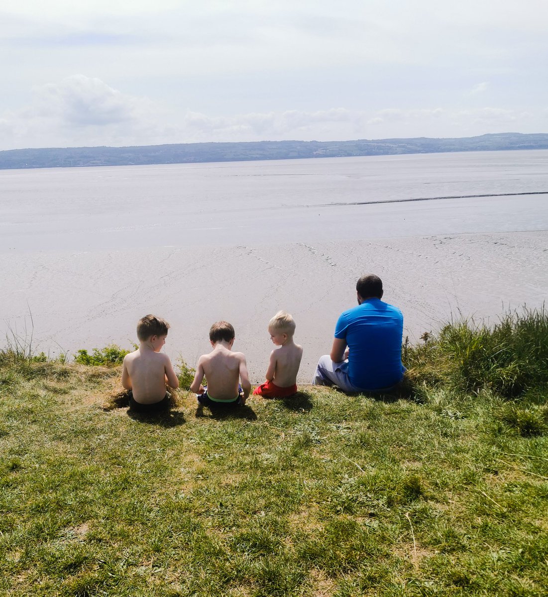 Demi91247709's tweet photo. Our big day out was to a pebble beach just by the Dee sailing club. We have had no success in recent weeks finding pebbles big enough to paint our numbers and letters on for our learning so we made it out mission to collect some. Painted pebbles pending 😊
@EastwayPrimary https://t.co/DDzwKtZMUT