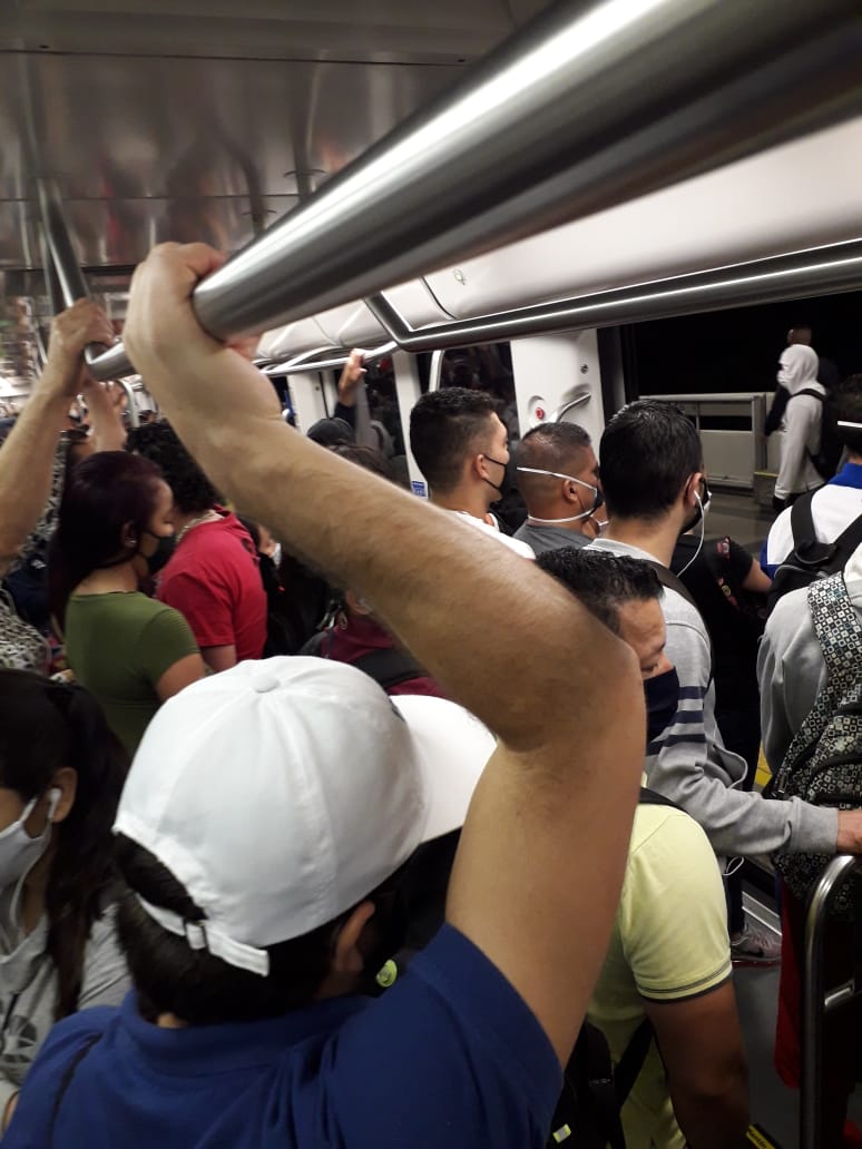 esto es lo que está pasando en Medellín en plena contingencia de #CoronavirusColombia ,por favor @metrodemedellin tomen las medidas adecuadas ya que al ingreso de las estaciones ni están haciendo verificación de permiso y dejan entrar demasiado gente, cuiden sus rutas integradas