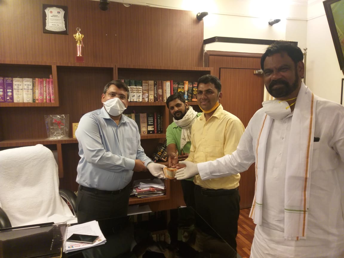 collectornemuch's tweet photo. #MPFightsCorona
नीमच जिले के मनासा तहसील के ग्राम झोपड़िया के धाकड़ समाज द्वारा 20 हजार रुपए की राशि कोरोना से बचाव एवं सुरक्षा के लिए प्रधानमंत्री राहत कोष में जमा करने हेतु भेंट की गई है । @JansamparkMP @jd_ujjain @CommissionerUJN #MPFightsCorona https://t.co/wPK5wps13g