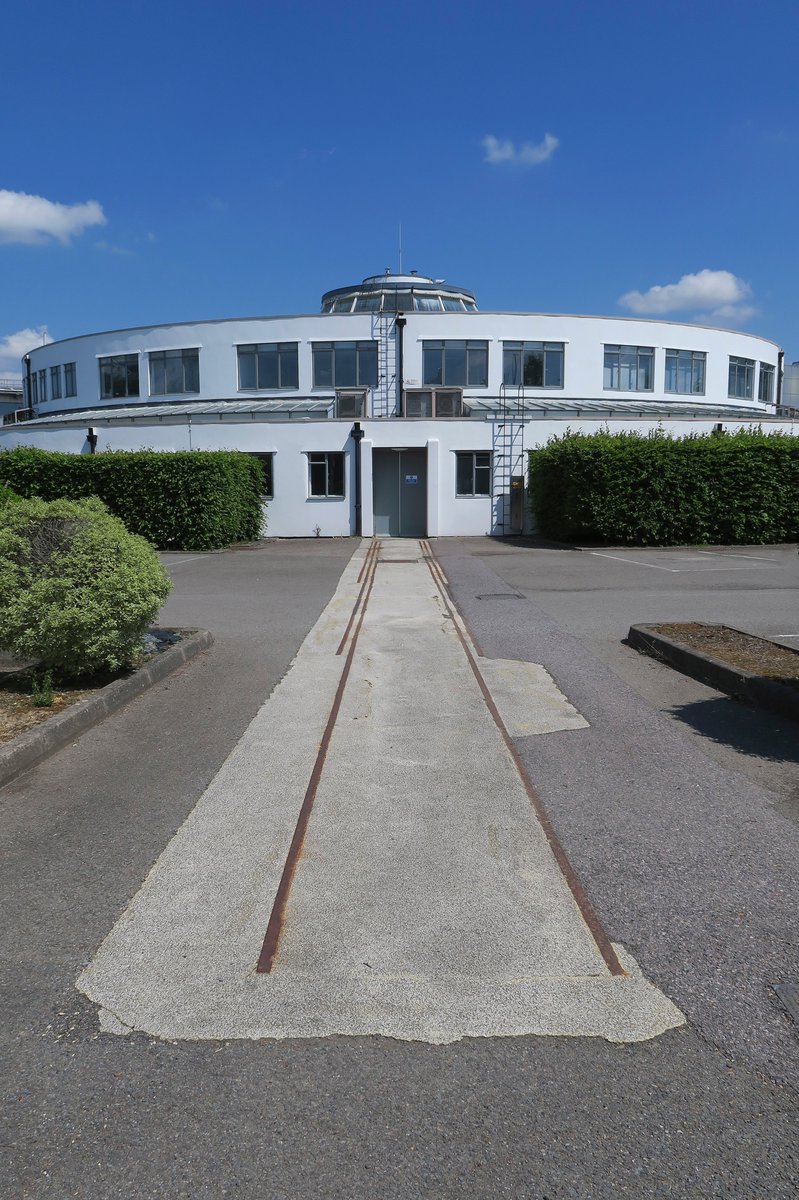 Something still visible are the rails where the six telescopic corridors ran. They extended from the terminal to the aircraft steps. You can also see in the centre of the building the original air traffic control tower.