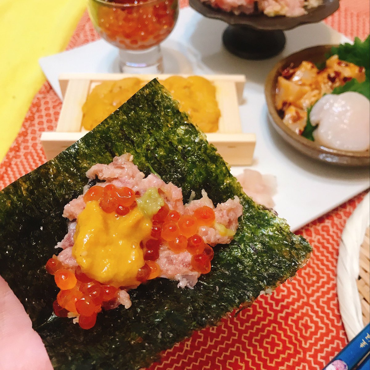 『スキマ飯』ってどんな漫画??という方はぜひこちらの試し読みをご覧下さい〜!
写真は実際に3500円1人宅飲みを試した時のです。
外に飲みに行ったと考えたら予算3500円も罪悪感減るかも!
「¥3500で天国へ逝ける家飲み」 https://t.co/oVSzvyfnBN