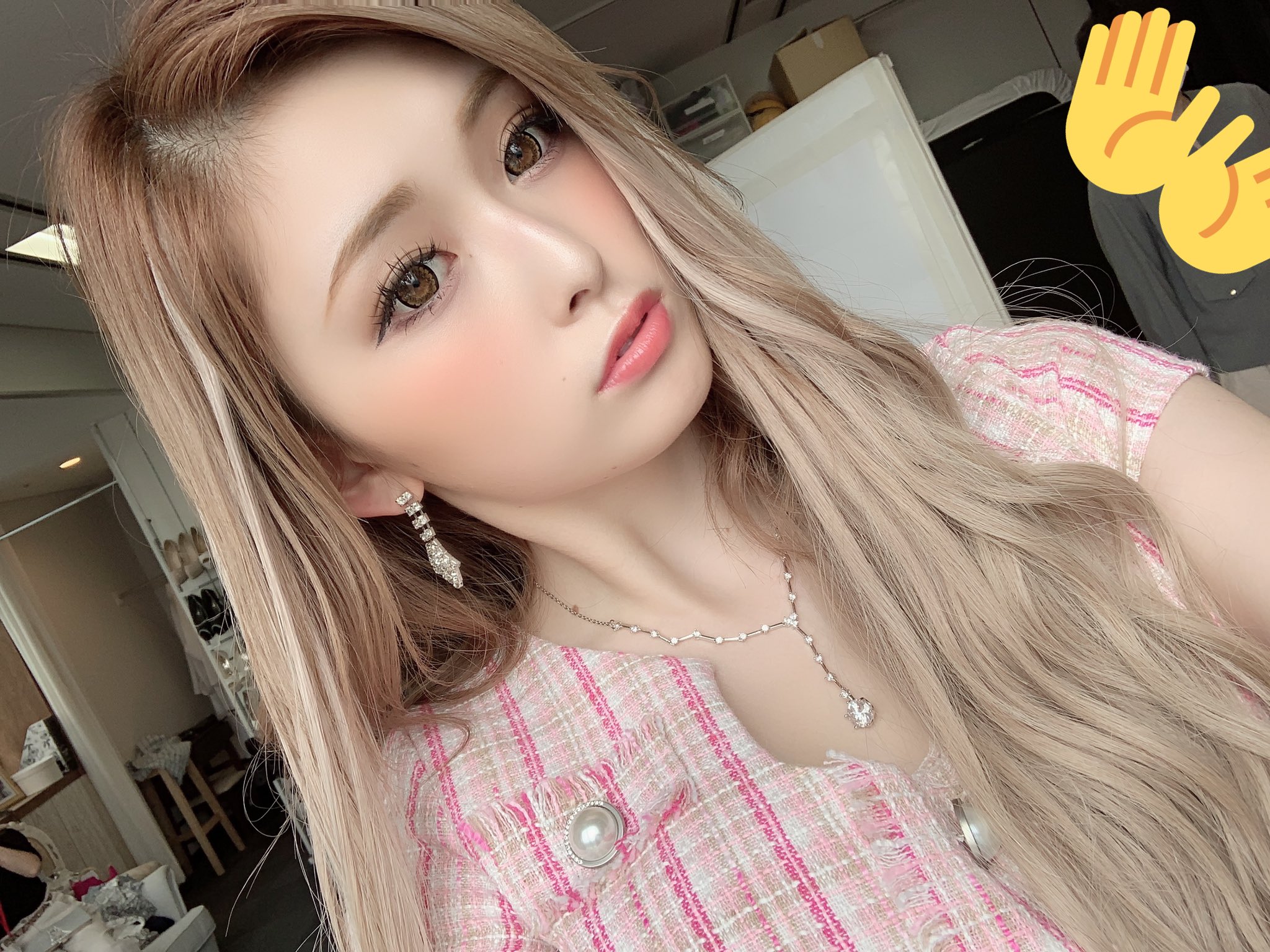 ゆうちゃみ＞ショート丈のキャミソールで美肌披露 お団子ヘアで