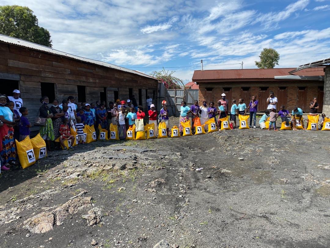 MwangazaInt's tweet photo. 52 families in our community in #Goma received a much needed food assistance.More and more people are lacking food due to the economic impact of #Covid_19 . #CovidCantStopGood #DRCongo #Charity #RDCongo #povertykills #Hunger https://t.co/T3FVw5KUBq