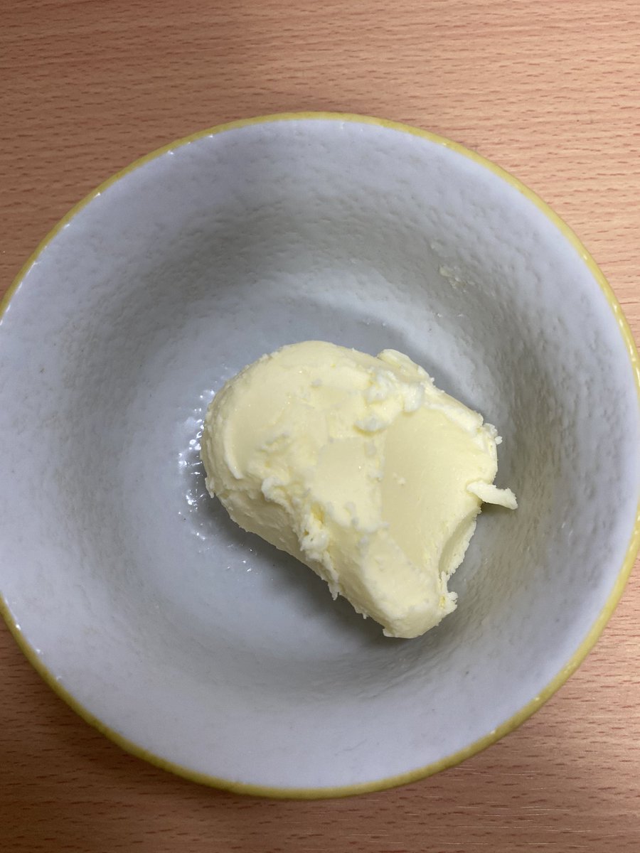 自炊のアキヤマ 手作りバター 生クリームをペットボトルに入れて振ったら完成 5分もせずにできた 今回は乳脂肪分45 を使用 手作りバター 自分で作るのはおもしろい おうちごはん