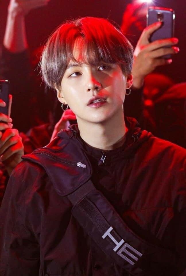 girlmeetsbts1's tweet photo. (Shadow)                   (Daechwita)
I wanna be                 I'm the king
the king
             #AGUSTD2 https://t.co/0tom5AR3Ev