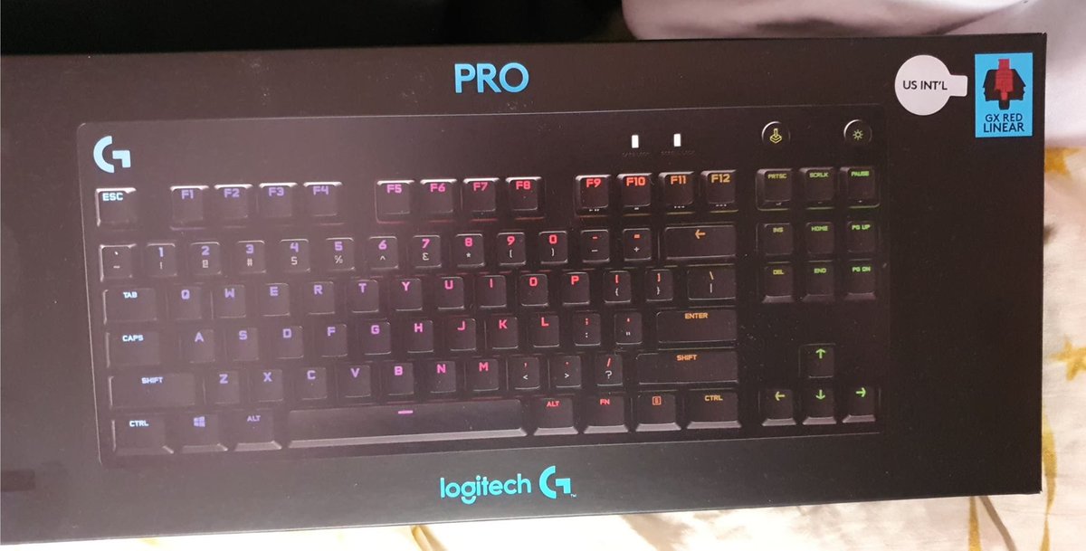 Orpych9's tweet photo. Cześć, nie znam się na tym, dlatego Was pytam 😀 zamówiłam taką klawiaturkę @Logitech i otrzymałam ciut inny model przycisku enter i niż na opakowaniu - pierdoła, ale wygodniejszy jest dla mnie model US, który zamieszam z wiki i opakowania. Miał ktoś taką sytuację? Dzięki! https://t.co/kQ5BZ1MV7C