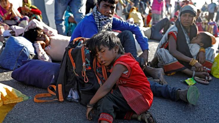 deepakbreaking's tweet image. दर्द को बांटा जाता है, भुनाया नही जाता...
दर्द का इलाज करने वाले देवता कहलाते हैं और दर्द भुनाने वाले गिद्ध...

#LaboursInLockdown #Stop_Politics #HelpMigrants