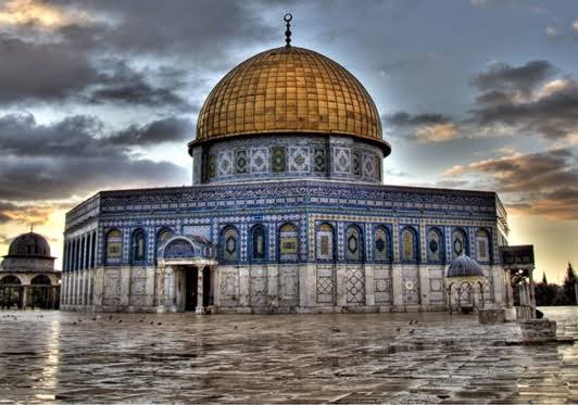 Dünyanın suskunluğu, çıkar denen illetten Para elin kiridir kirleşmiş milletler İçlerinde insan ölmüş zilletten İtin, köpeğin sömürdüğü bir leşmiş milletler

#KudüsÜmmetinBaşkentidir