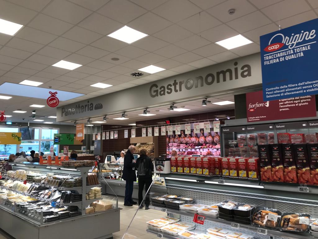 BlueRedGroupSpA's tweet photo. Un nostro recente intervento d'arredo #linea #inox nei #reparti #Panetteria e #Gastronomia del #supermercato @Coop_Lombardia di #Treviglio, #Bergamo. Le foto sono antecedenti alla quarantena. Un grande augurio affinchè tutto ritorni come e meglio di prima!
#bluered #blueredgroup https://t.co/Xv6nipFFCS