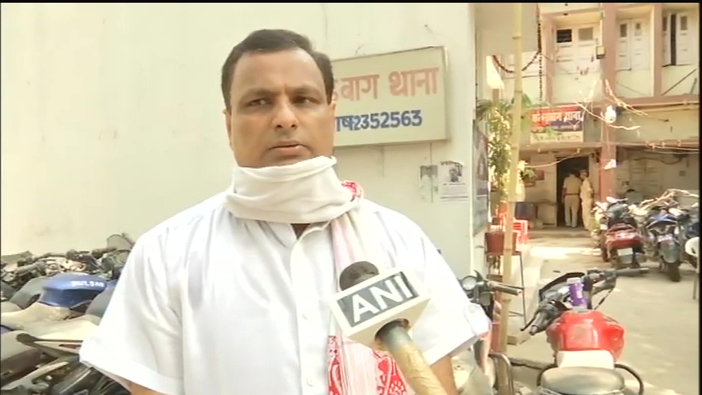 ANI's tweet photo. Bihar: Former media in-charge of state BJP unit, Pankaj Singh, files an FIR in Patna against Congress Chief Sonia Gandhi over Congress' tweet regarding PM CARES Fund. "Through its Twitter handle, Congress is spreading misinformation that PM CARES Fund is being misused," he says. https://t.co/zhipwBvMs2