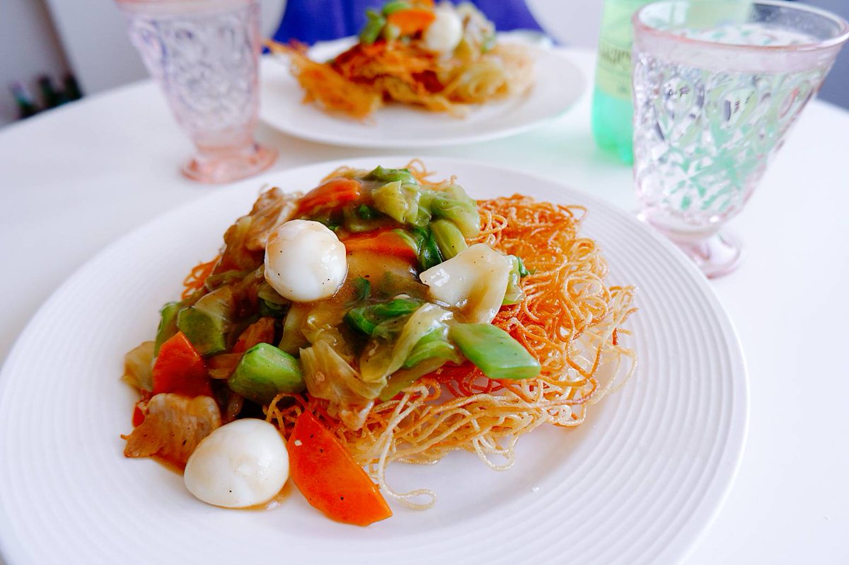 なぁ、見てくれ!!
オラが住んでるとこ、揚げ麺が売って無ぇから、パスタ麺を揚げて『皿うどん』を作ってみたぞ!!

こいつの戦闘力は800kcalぐれぇだな。

やべぇ、胃もたれすっぞ。