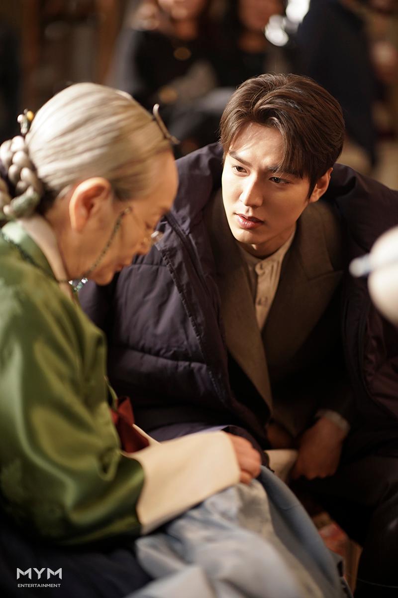 minholics_india's tweet photo. MYM entertainment naver blog

Lee Gon's every moment was the best ever!
Let's review the last legendary episodes and wait for the drama tonight😀

#LeeMinGo #TheKing #ThekingEternalMonarch #mym https://t.co/U4xC8XMCW9