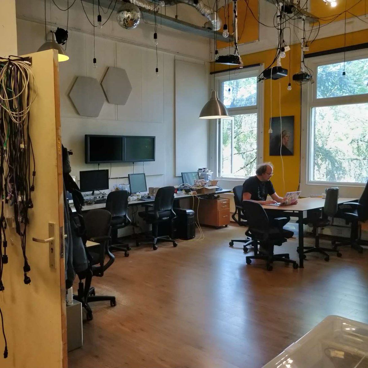 z25org's tweet photo. Wij zoeken creatieve makers! Wij bieden werkplekken aan in ons atelier. Een ruime plek in een mooi atelier (52m2, 6m hoog) Wij houden van creative coding, mixed reality, projection mapping, elektronica, RaspberryPi, opensource en een goed verhaal. https://t.co/ugi3FdwQ1L https://t.co/Hfq8qSWNew