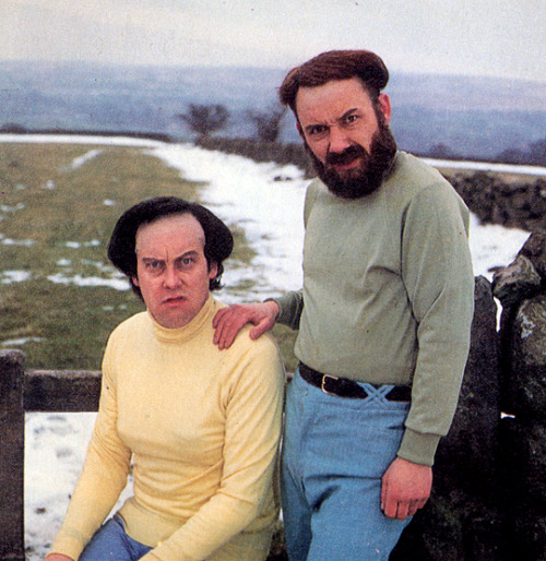 TONIGHT!! 📢
2 of us will be ducking about in our front room with the big light on for your lockdown pleasure! 🦆🦆
Expect thrills, spills and intermittent memory loss... 😳
Join us and a load of 🔥 acts 6-11 on <a href="/Quarantunes123/">Quarantunes</a>'s YouTube channel for the <a href="/hatch_sheffield/">Hatch</a> takeover.