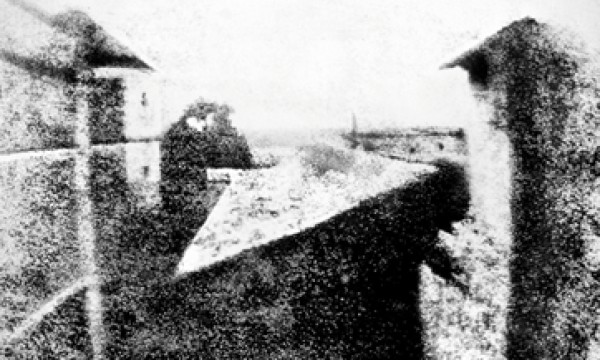 acstudiospain's tweet photo. La primera fotografía de la historia la hizo Joseph-Nicéphore Niépce. Se realizó en 1826, durante 8h de exposición. Aparece un tejado iluminado por el sol, una metáfora del amanecer tecnológico que surgía en aquel instante y que no ha dejado de evolucionar hasta nuestros días. https://t.co/Vc3DYVDqbI