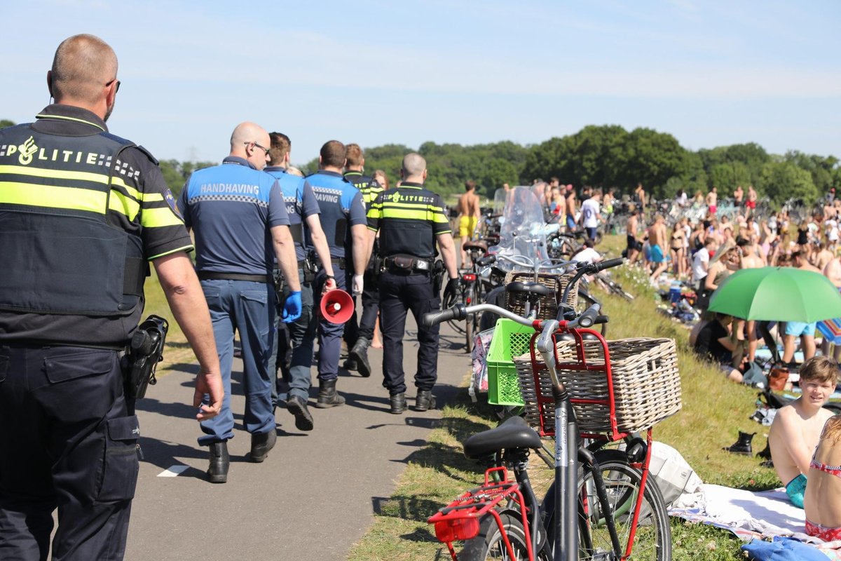 Strandje De Zuwe gesloten vanwege de drukte, Drukte bij de Eem loopt volledig uit de hand; boetes en massale vechtpartij [video]..