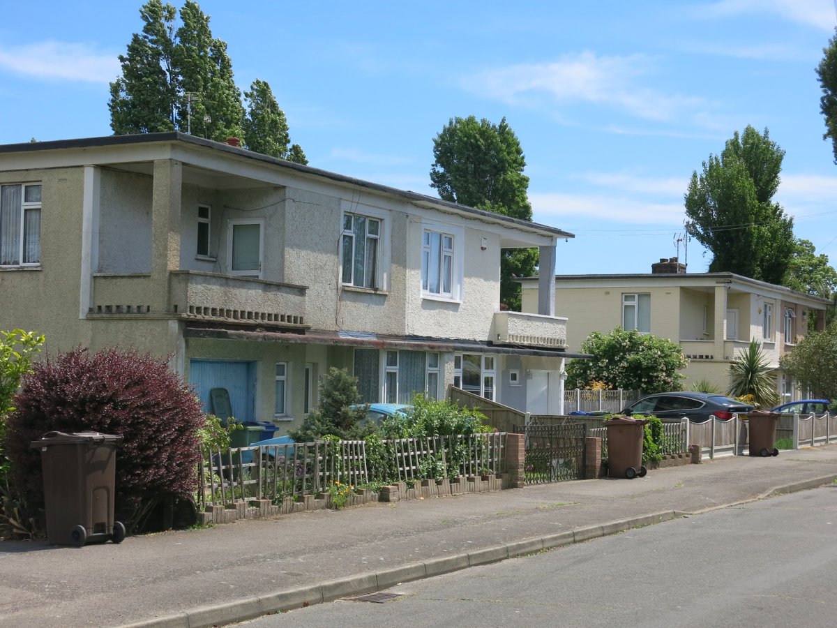 8/ Managers received superior accommodation with built-in garages and covered terraces as you can see here on Coronation Avenue and Queen Elizabeth Avenue, constructed in the late 1930s.