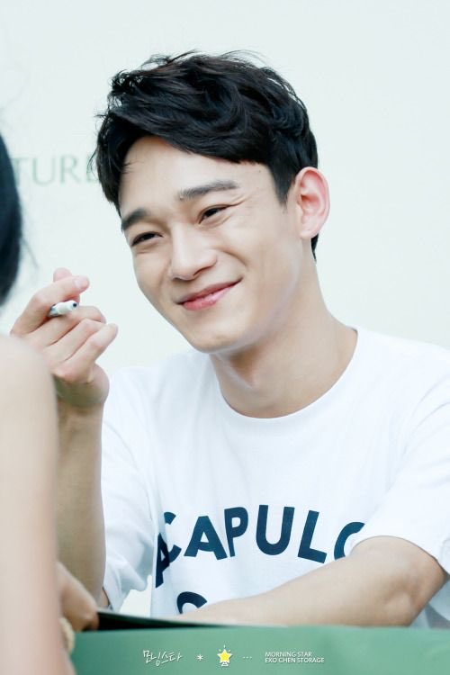 As mentioned on 'Knowing Bros', Chen earned himself the ‘Fansign Boyfriend' title. When he does a signing for a fan, he always makes sure to maintain eye contact with the fan and give them a warm smile while talking to them because he knows how important that moment is for them.