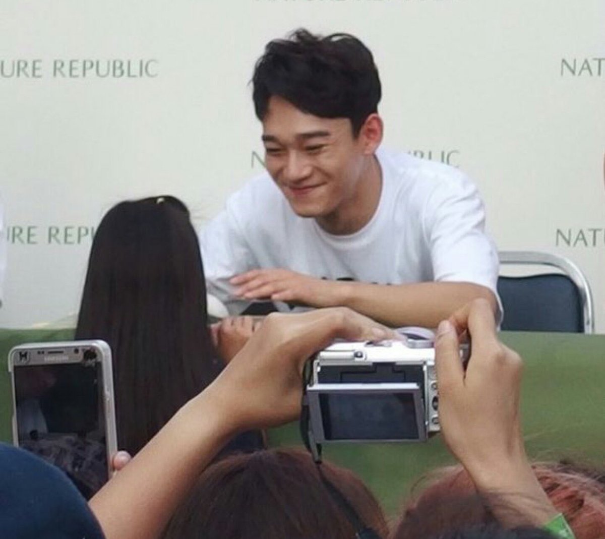 As mentioned on 'Knowing Bros', Chen earned himself the ‘Fansign Boyfriend' title. When he does a signing for a fan, he always makes sure to maintain eye contact with the fan and give them a warm smile while talking to them because he knows how important that moment is for them.