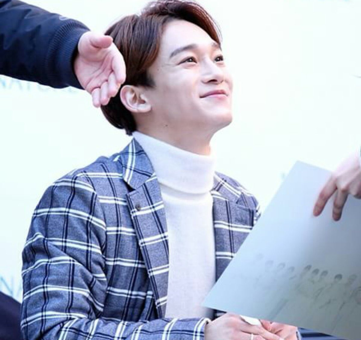 As mentioned on 'Knowing Bros', Chen earned himself the ‘Fansign Boyfriend' title. When he does a signing for a fan, he always makes sure to maintain eye contact with the fan and give them a warm smile while talking to them because he knows how important that moment is for them.