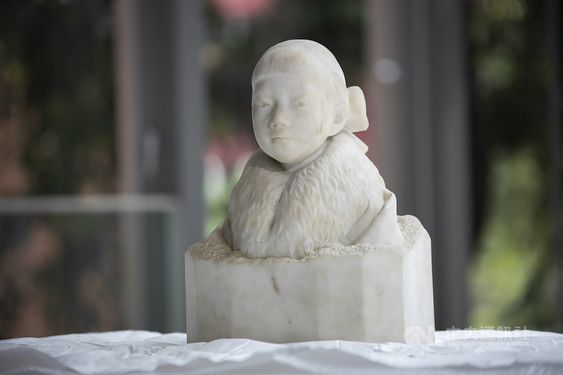 小学校に眠っていた日本統治時代の石像、100年を経て一般公開へ／台湾