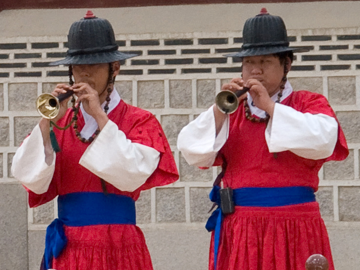 1- DaechwitaDaechwita c'est un style de musique militaire coréen.C'est un style qui peut ce jouer avec des tambours, des trompettes.Elle est actuellement jouer lors des changements de garde au Palais de Gyeongbok à Seoul.