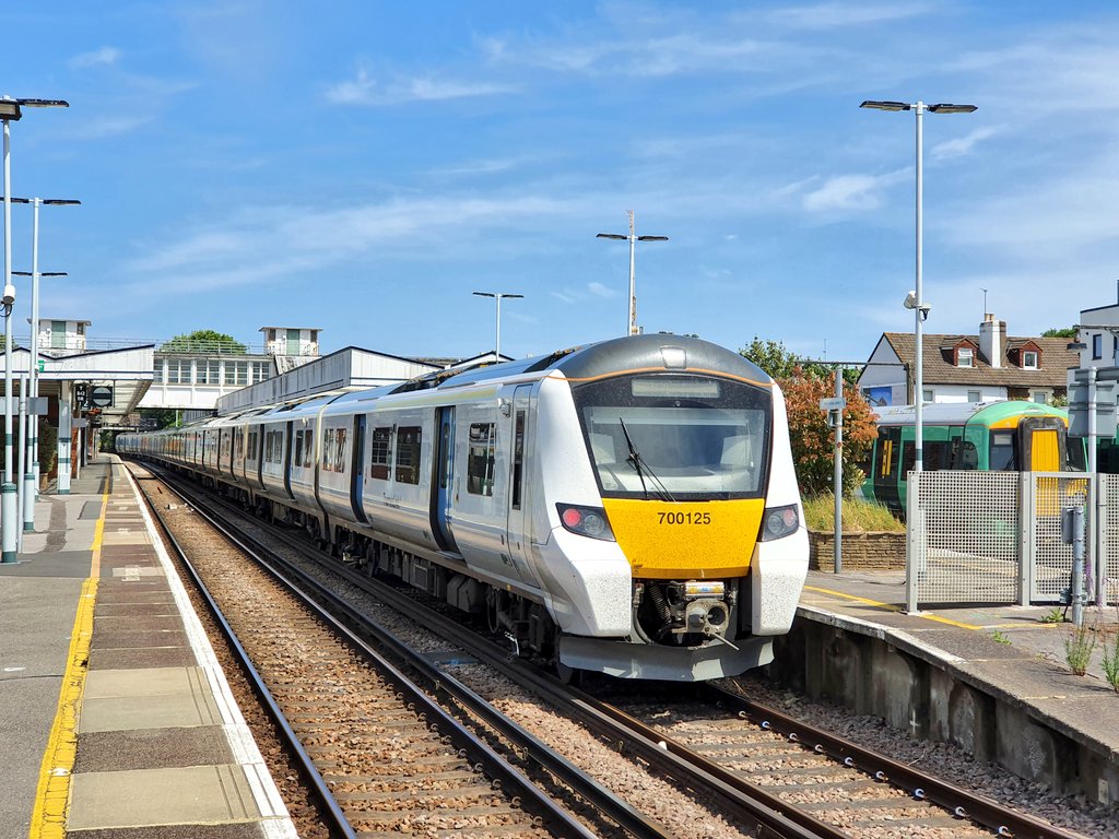 Jack_On_Track's tweet image. 700125 departs Horsham with the 12.55 service to Peterborough. By the time I finish my shift and get home, it will have only got as far as Finsbury Park...
Just shows how large the @TLRailUK network is!
@railcamlive #SpottingFromWork #Railways