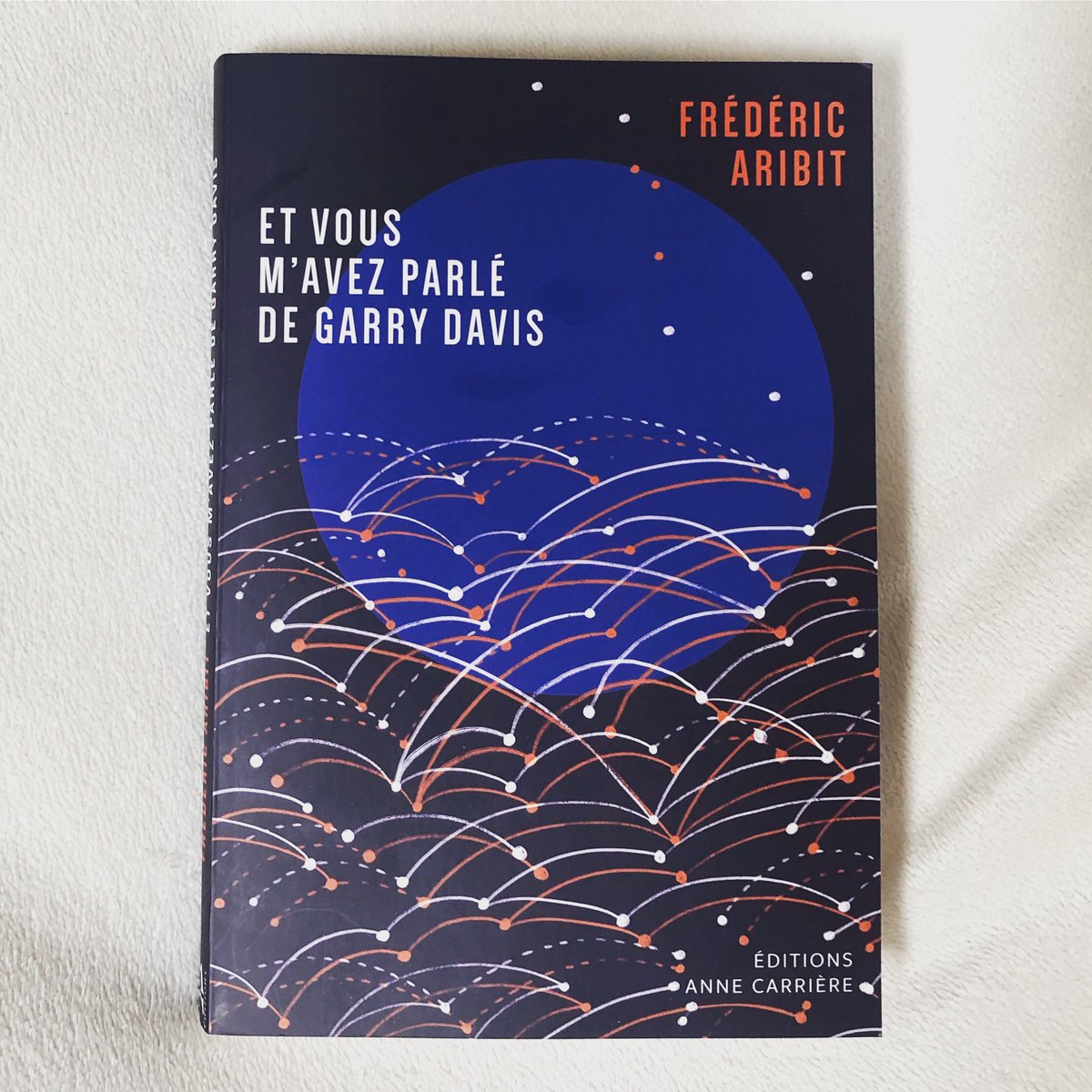 outetin's tweet photo. #VendrediLecture « et vous m’avez parlé de Garry Davis de @FredericAribit @Ed_AnneCarriere 
 Bel hommage romancé rendu par l’auteur à cet utopiste qui en avait marre des frontières et des guerres, entre autre. 
#fredericaribit #annecarriere  #garrydavis #rl2020 @VendrediLecture https://t.co/BCP7ZSViHE