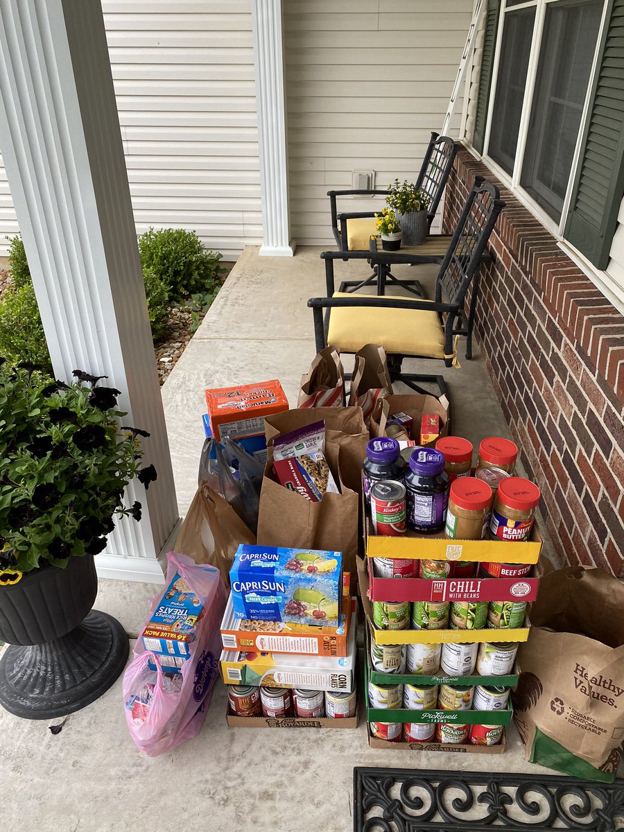 SLP_Kathy's tweet photo. Thank you FZN and the entire North Side Community for bringing our 6 week food drive to benefit the Panther Pantry to a generous close. Hunger doesn’t end with the school year. Please remember to continue to donate to our local food pantries. #BuiltOnTheNorthside #FZN https://t.co/0TxU90ajRU